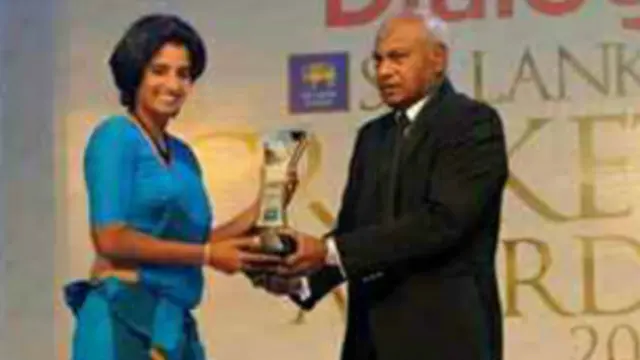 චමනි සෙනවිරත්න පසුගිය වසරේ දක්ෂතම එක් දින ක්රීඩිකාව ලෙස සම්මාන ලැබුවාය