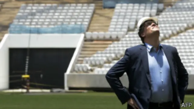 أعرب جيروم فالك يوم الجمعة عن قلقه من التأخر في إنهاء أعمال الإنشاء بملعب كورينثياس بمدينة ساو باولو 