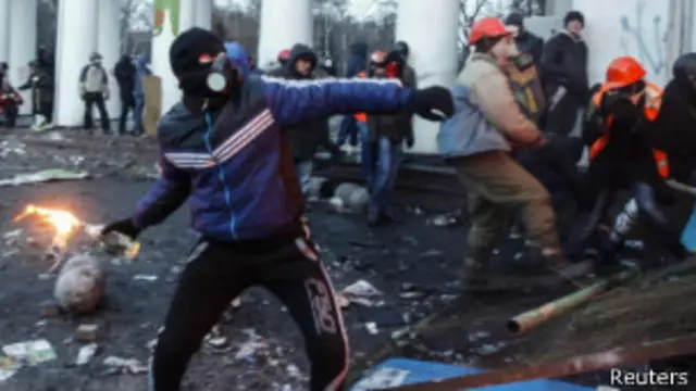 برای دومین شب متوالی رویارویی معترضان و پلیس به خشونت کشیده شد