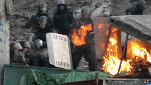 Cảnh sát Ukraine đang lập rào chắn để phòng ngừa người biểu tình quá khích