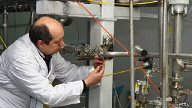 یک بازرس آژانس بین المللی انرژی اتمی راه ارتباطی بین دو آبشار سانتریفوژ تولید اورانیوم با خلوص بیست درصد را در تاسیسات نطنز قطع می کند