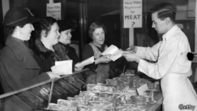 Выдача продуктов по карточкам во время Второй Мировой войны в Британии