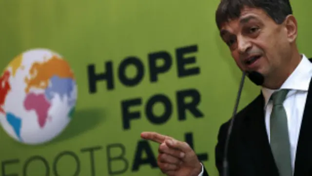 ښاغلي چمپن چې ٥٥ کلن دى تېره دوشنبه د فيفا د مشرۍ لپاره خپلې هلې ځلې پېل کړې.