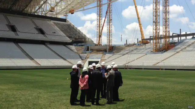 Jérôme Valcke faz primeira visita à Arena Corinthians após acidente de novembro / Crédito da Foto: BBC