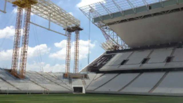 Quase dois meses após acidente, guindaste que causou acidente na Arena Corinthians foi retirado / Crédito da foto: BBC