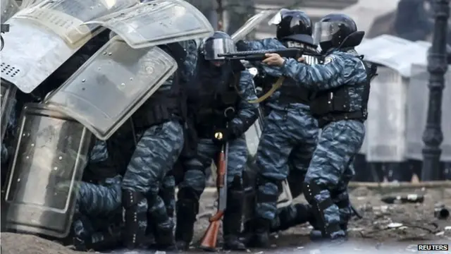 أطلقت الشرطة الرصاص المطاطي على المتظاهرين الذين قذف بعضهم رجال الشرطة بقنابل حارقة.