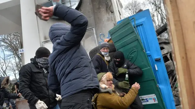 واستخدم متظاهرين أيضا الأحجار في المواجهات مع الشرطة.