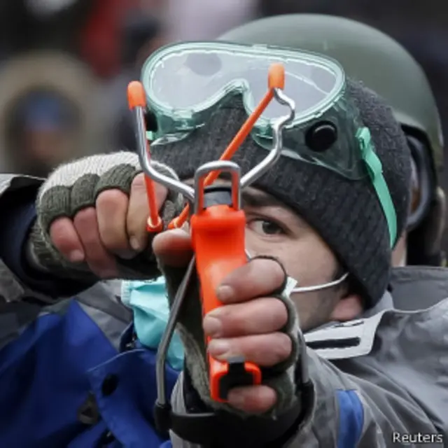 Демонстрант с рогаткой