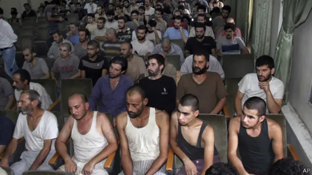 يتحدث المعتقلون السابقون عن أوضاع مزرية داخل السجون السورية.