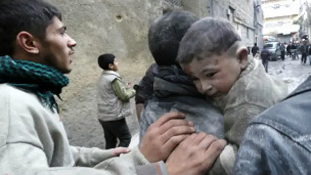 د سوريې جګړه کې سلګونه زره کسان اړ شوي، چې خپل کور کلی پرېږدي.