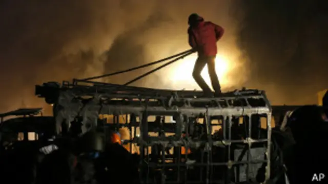 معترضان به سوی ماموران پلیس که مسیر منتهی به پارلمان را بسته بودند، کوکتل مولوتف پرتاب کردند