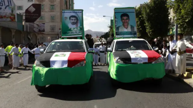 الحوثيون في مظاهرة يشيعون اثنين من قتلاهم الشهر الماضي.