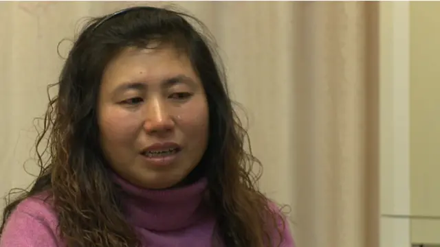 लुई फी मालगोदाम में काम करती हैं. उन्हें अपने मासिक वेतन से 14 गुना रकम हर्जाने के रूप में देनी पड़ी. 