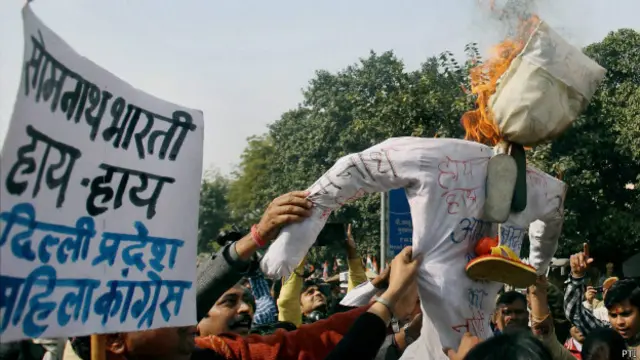 दिल्ली क़ानून मंत्री सोमनाथ भारती के खिलाफ़ प्रदर्शन