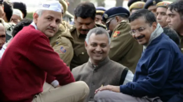 ښاغلي کجرېوال او دهغه کابينې شپه د باندې پر سړک تېره کړه او خپلې رسمې چارې يې هم له هماغه ځايه پرمخ وړلې.