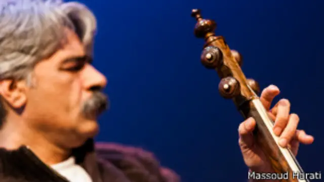 در تمامی چند دهه گذشته عملا سازی از تلویزیون نشان داده نشد 