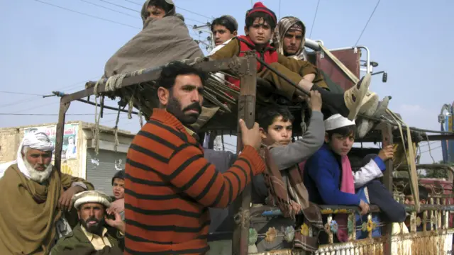 بې څایه شوي کسان له میرعلي نه د خیبر پښتونخوا بنو سیمې ته کډوال شوي دي.