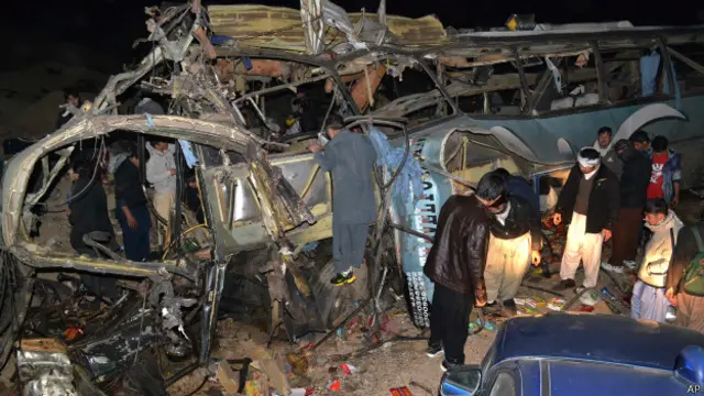 धमाके का निशाना बनी बस