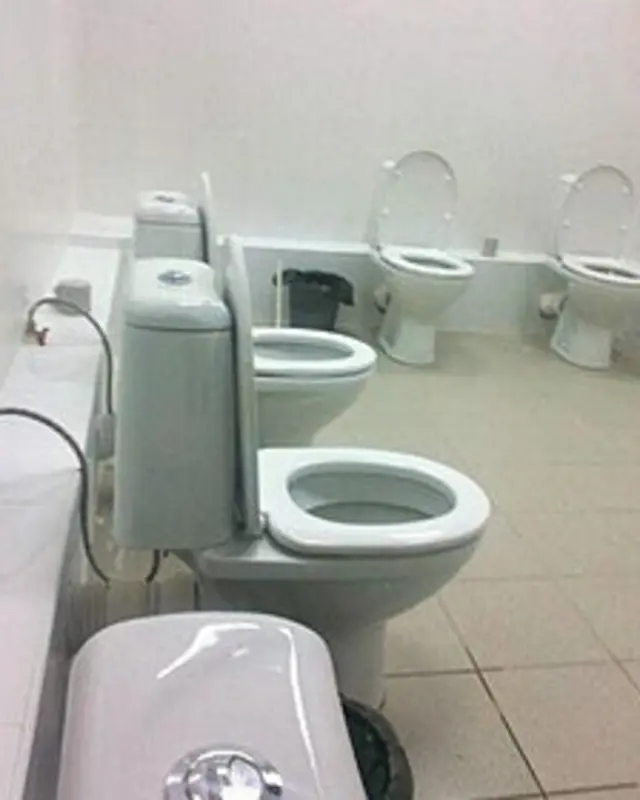 عکس مکس لوماکین، تصویربردار بی‌بی‌سی از یک توالت مشترک در دانشگاه کازان روسیه 