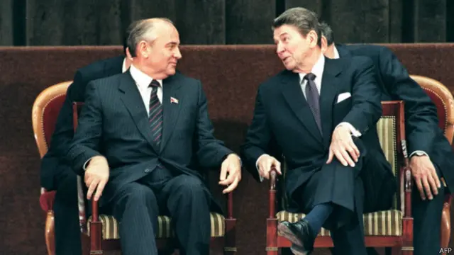 Ronald Reagan e Mikhail Gorbachev, em 1985