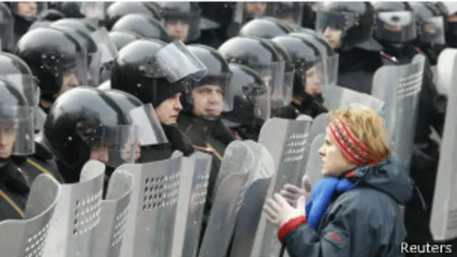 المتظاهرون مصممون على تحدي قانون التظاهر الجديد رغم إنذرات الحكومة.