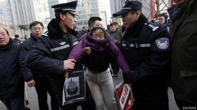 北京市一中院外一名声援许志永的访民被警察带走（22/1/2013）