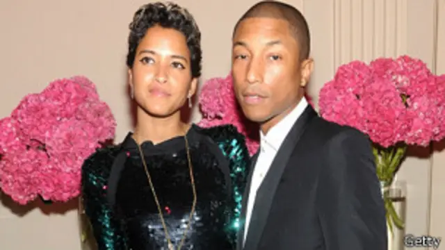 Pharrell Williams junto a su mujer