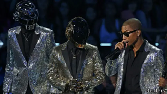 Pharrell Williams junto a Daft Punk