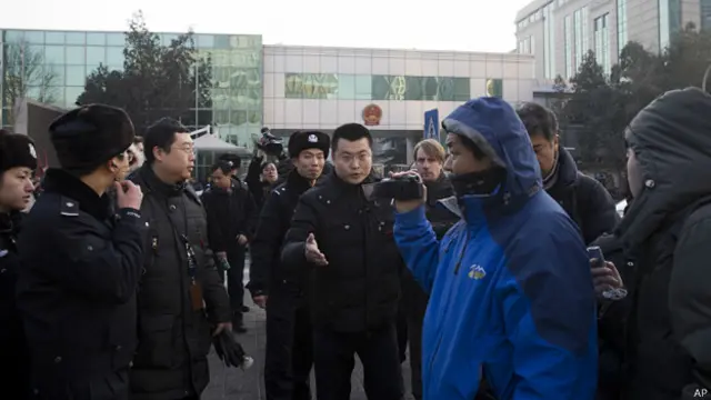 北京市一中院外警察驱赶新闻记者（22/1/2013）