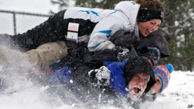 玩雪的美國大學生