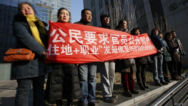 北京市一中院外警察驱赶新闻记者（22/1/2013）