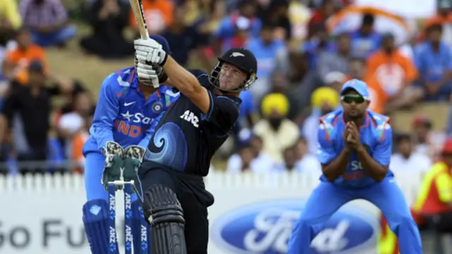 کوري انډرسن چې د نړۍ د تر ټولو چټکې سليزې ريکارډ یې په خپل نوم کړی، پنځه هندي لوبغاړي وسوځول