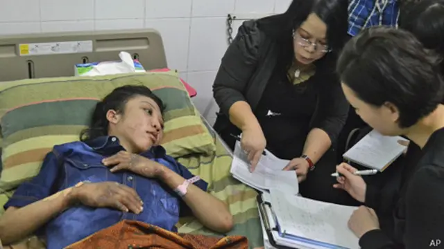 香港警方探员在中爪哇斯拉根一家医院内向厄维阿纳（Erwiana Sulistyaningsih）取证（21/01/2014）