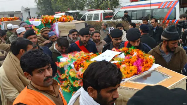 زخمیوں کو چارسدہ سول ہسپتال منتقل کردیا گیا ہے۔ تاہم اس حملے میں پولیو ٹیموں کا کوئی کارکن ہلاک یا زخمی نہیں ہوا۔