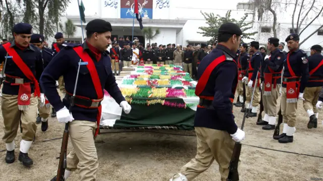 چارسدہ کے ضلعی پولیس سربراہ شفیع اللہ خان نے بی بی سی کو بتایا کہ پولیس اہل کار پولیو ٹیموں کو سکیورٹی دینے کےلیے ایک وین میں جا رہے تھے کہ سڑک کے کنارے نصب ریموٹ کنٹرول بم حملے کا نشانہ بن گئے۔