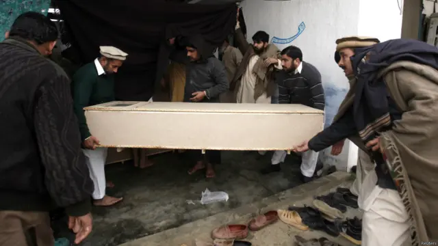 پولیس کے مطابق یہ حملہ بدھ کی صبح چارسدہ میں سرڈھیری کے مقام پر بازار کے علاقے میں کیا گیا۔