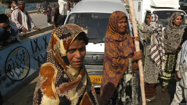 کراچی پولیس نے دعویٰ کیا ہے کہ ایک سو سے زیادہ مشتبہ افراد کو حراست میں لیا گیا ہے اور تحقیقات کی جا رہی ہیں۔ 