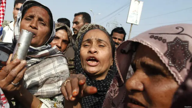 دوسری جانب کراچی میں لیڈی ہیلتھ ورکروں نے منگل کو حملے کے خلاف احتجاج کیا اور پولیو ٹیم کے لیے بہتر سکیورٹی کا مطالبہ کیا۔ 