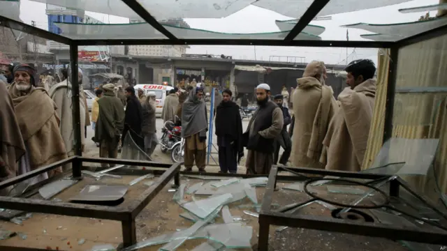 صوبہ خیبر پختون خوا کے ضلع چارسدہ میں حکام کا کہنا ہے کہ پولیو ٹیموں کی حفاظت پر مامور پولیس وین پر ہونے والے ایک بم حملے چھ پولیس اہل کاروں سمیت سات افراد ہلاک اور چار زخمی ہوگئے ہیں۔