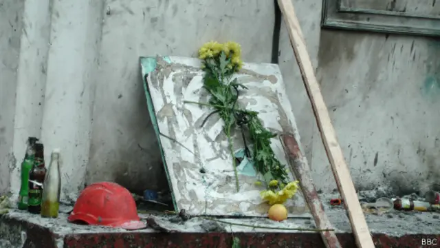 Перші квіти неподалік від того місця, де загинула перша жертва протесту