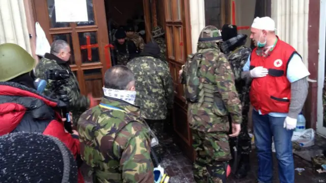 Тело убитого вынесли из медпункта в машину судмедэкспертов.