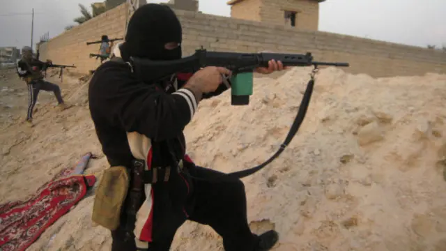 أحد مسلحي العشائر في الفلوجة يستعد لمواجهة قوات الجيش.
