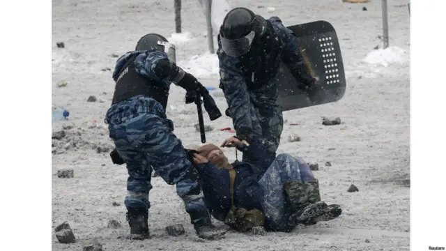 Бойцы спецподразделения "Беркут" повалили протестующего