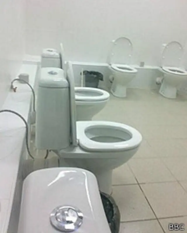 Baño con varios inodoros