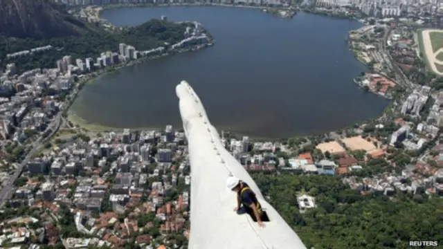 يقبع التمثال فوق قمة جبل كوركوفادو وسط مدينة ريو دي جانيرو