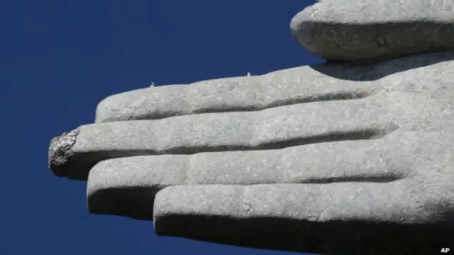 تضرر أصبعا الإبهام والأوسط في الذراع الأيمن جراء الصواعق