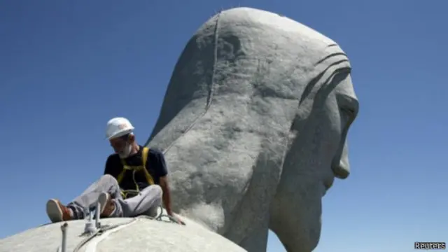 بدأ متخصصون فحص جسم التمثال الذي يبلغ طوله 38 مترا