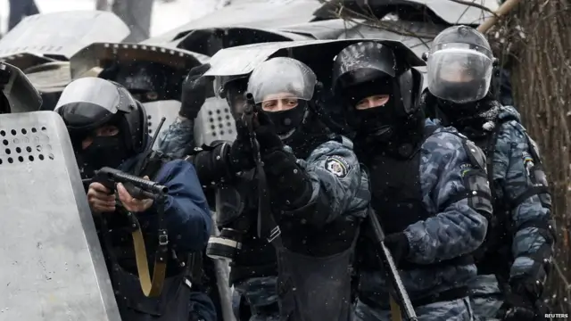 بدھ کو جھڑپیں اس وقت شروع ہوئیں جب پولیس نے مظاہرین کے کیمپ کو ہٹانے کی کوشش کی۔ 