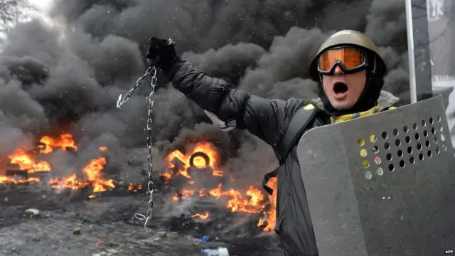 منگل اور بدھ کی درمیانی رات پرامن تھی لیکن پولیس نے صبح ہی مظاہرین کے کیمپوں پر دھاوا بول دیا۔ 