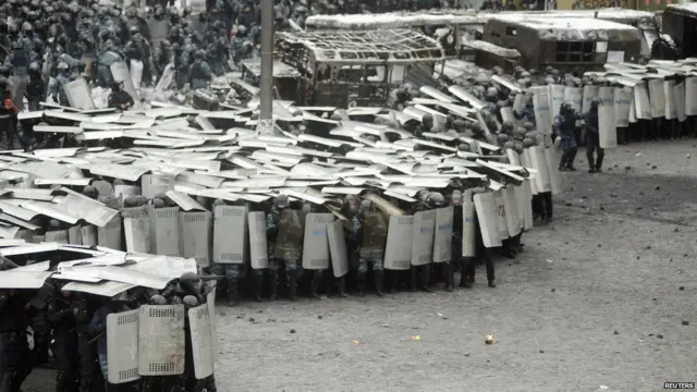 مظاہرین کی جانب سے سخت ردِعمل کے بعد پولیس پیچھے ہٹ گئی۔ 